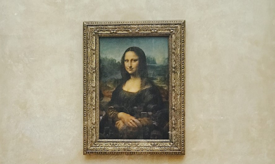 Ein Foto, das das berühmte Kunstwerk "Mona Lisa" im Louvre-Museum festhält und das rätselhafte Lächeln des ikonischen Porträts zeigt.